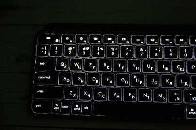 Раскладка Apple на клавиатуре Logitech MX Keys фото №1 Гравировка клавиатур Apple - примеры наших работ