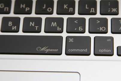 Миниатюрная гравировка имени владельца ноутбука Гравировка клавиатур Apple - примеры наших работ