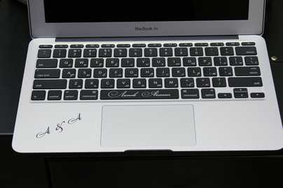 Русификация Macbook вензельным шрифтом и дополнительной персонализацией Гравировка клавиатур Apple - примеры наших работ