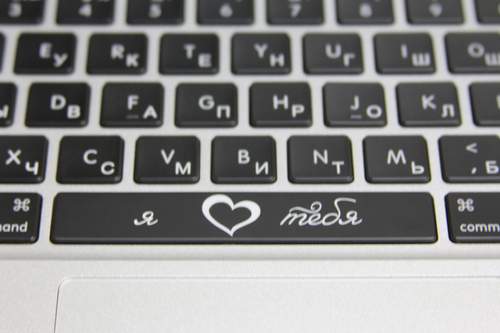 Гравировка на пробеле Macbook / iMac