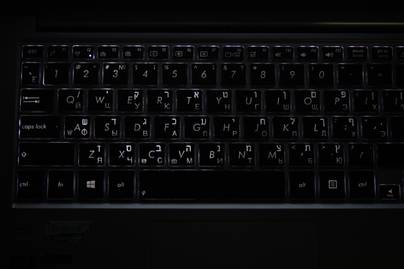 Иврит на ASUS UX32 фото №1 Гравировка клавиатур - примеры наших работ