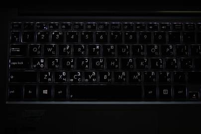 Иврит на ASUS UX32 фото №1 Гравировка клавиатур - примеры наших работ