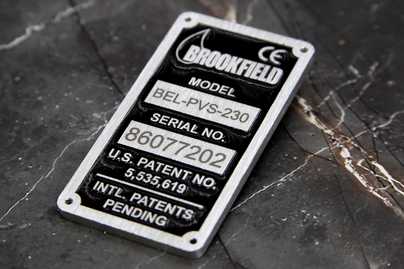 Алюминий с фрезеровкой и заливкой эмалью Шильдики для оборудования - примеры наших работ