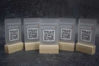 Из дерева и оргстекла с QR-кодом для отзыва настольные таблички - примеры наших работ