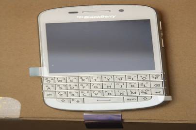Белый Blackberry Q10 Гравировка клавиатур телефонов - примеры наших работ