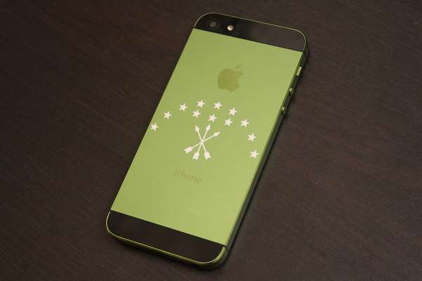 Черкесский флаг на зеленом iPhone 5 Гравировка iPhone - примеры наших работ