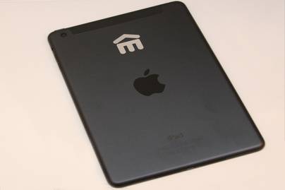 Гравировка логотипа на черный iPad Mini Гравировка iPhone - примеры наших работ