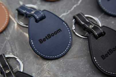 Брендирование кожаных брелков фото №1 Гравировка на брелках - примеры наших работ