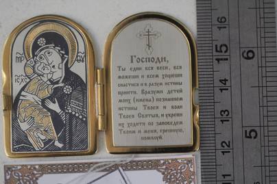 Гравировка молитвы на миниатюрной серебряной иконе Церковные таблички - примеры наших работ