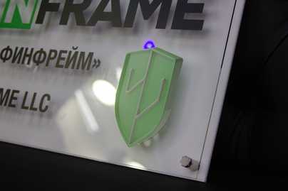 Прозрачное оргстекло с дистанционными держателями и фоном фото №2 Таблички из оргстекла - примеры наших работ