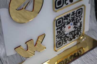 Комбинированное оргстекло с QR кодами для отзывов фото №1 настольные таблички - примеры наших работ
