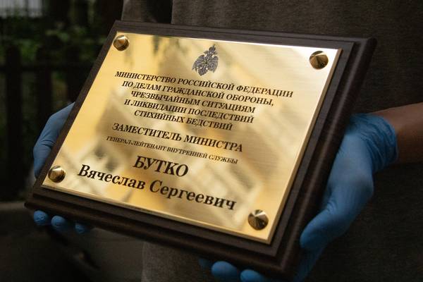 С табличкой из латуни 3мм  - примеры наших работ