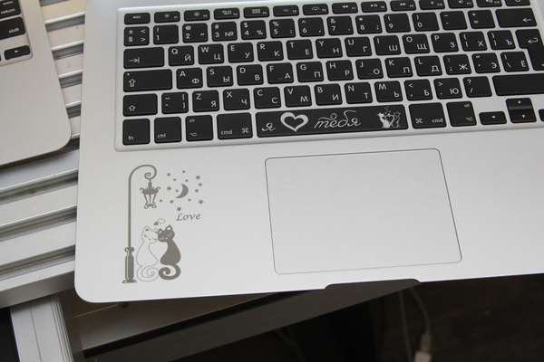 На корпусе macbook'a Гравировка клавиатур Apple - примеры наших работ