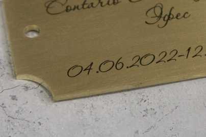 3мм с  прямыми фасками, фрезеровкой и лазерной гравировкой фото №1 Шильдики из латуни - примеры наших работ