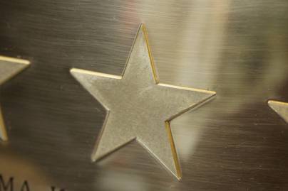 Латунь с фрезеровкой, эмалью и звездами из латуни фото №2 Изготовление фасадных табличек - примеры наших работ