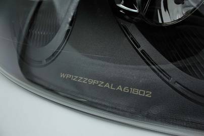 Фары Porsche фото №1 Защитная гравировка на фарах и зеркалах автомобиля - примеры наших работ