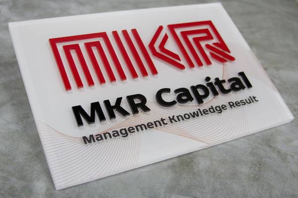 Прозрачное оргстекло с тыльной, лицевой печатью и объемными буквами  - примеры наших работ