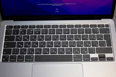 Русские и английские буквы на Macbook Air для турецкого рынка Гравировка клавиатур Apple - примеры наших работ