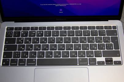 Русские и английские буквы на Macbook Air для турецкого рынка Гравировка клавиатур Apple - примеры наших работ