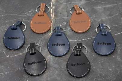 Брендирование кожаных брелков фото №2 Гравировка на брелках - примеры наших работ