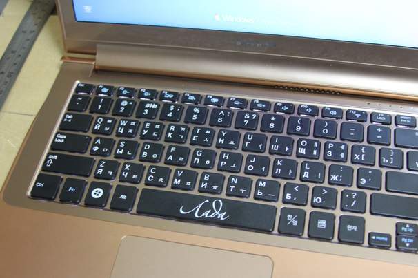 Гравировка на пробеле ноутбука Гравировка клавиатур - примеры наших работ