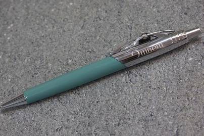 нанесение белым цветом на гляцевую ручке Pierre Cardin фото №1 На ручках - примеры наших работ