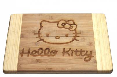 Логотип Hello Kitty на разделочной доске Гравировка по дереву - примеры наших работ