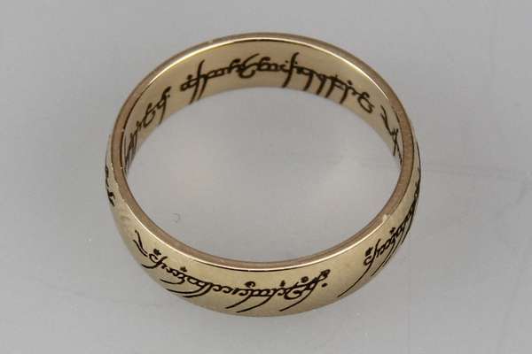 Кольцо всевластия из золота Гравировка на кольцах - примеры наших работ