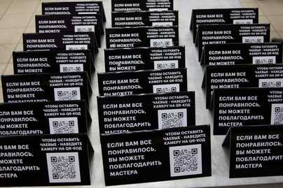 Настольные из оргстекла с QR для чаевых  - примеры наших работ