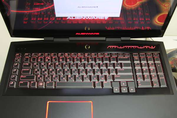 Ноутбук Dell Alienware с красной подсветкой клавиатуры Гравировка клавиатур - примеры наших работ
