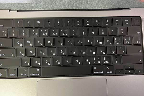 Macbook Pro 14 с М2 c английской клавиатурой для рынка Китая Гравировка клавиатур Apple - примеры наших работ