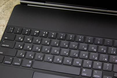 Русификация клавиатуры iPad Pro с подсветкой фото №1 Гравировка клавиатур Apple - примеры наших работ
