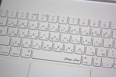 Клавиатура iPad из Южной Кореи с гравировкой на пробеле фото №1 Гравировка клавиатур Apple - примеры наших работ