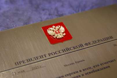 Глянцевая латунь с гравировкой, эмалью и объемным гербом фото №1 Латунные таблички - примеры наших работ