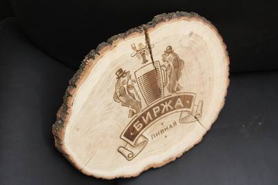 Деревянный поднос для бара фото №1 Гравировка по дереву - примеры наших работ