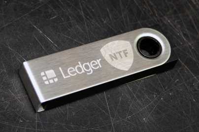 Логотип на криптокошельке Ledger Nano Гравировка флешек - примеры наших работ