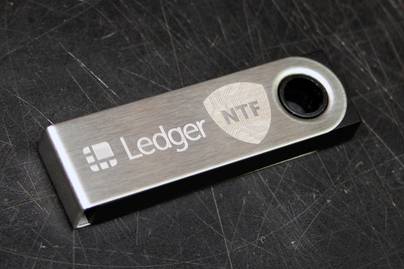 Логотип на криптокошельке Ledger Nano Гравировка флешек - примеры наших работ