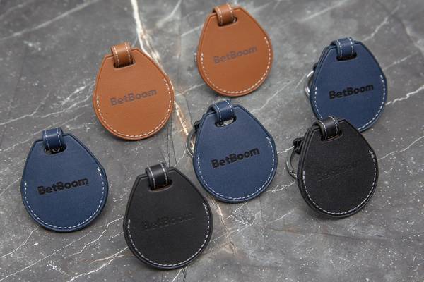 Брендирование кожаных брелков  - примеры наших работ