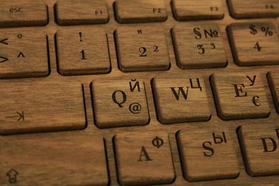 Лазерная гравировка русских букв на **деревянной клавиатуре Apple iMac** фото №1 Гравировка по дереву - примеры наших работ