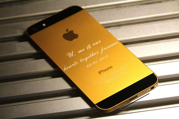 Текст на золотистом корпусе Гравировка iPhone - примеры наших работ
