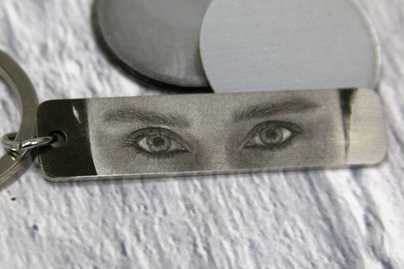 Фотогравировка глаз фото №1 Гравировка на брелках - примеры наших работ