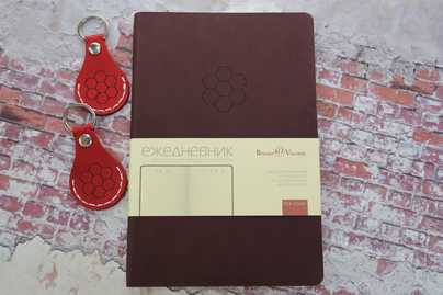 Логотип на ежедневнике и кожаных брелках Гравировка на коже - примеры наших работ