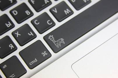 Гравировка на клавиатуре Apple Гравировка на пластике - примеры наших работ