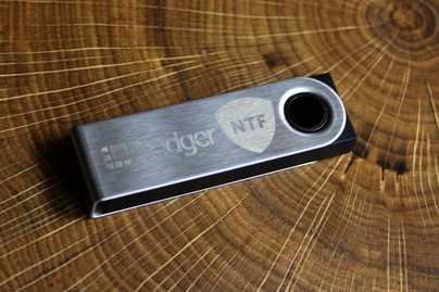 Логотип на криптокошельке Ledger Nano фото №1 Гравировка флешек - примеры наших работ