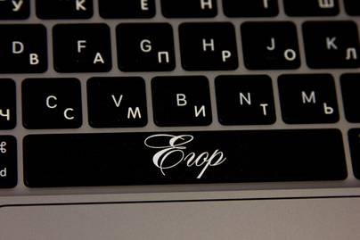 Русификация и персонализация пробела  Macbook Air на М1 фото №1 Гравировка клавиатур Apple - примеры наших работ