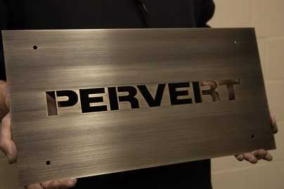 Со сквозной резкой и патинированием Латунные таблички - примеры наших работ