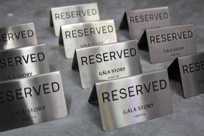 Нержавейка 0.5мм с загибом и лазерной гравировкой настольные таблички - примеры наших работ