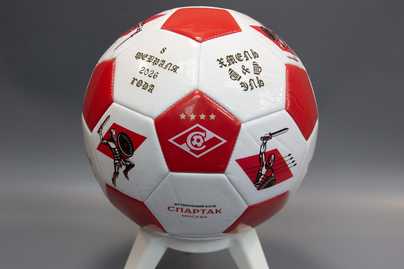 На футбольном мяче Гравировка на коже - примеры наших работ