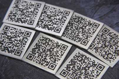Алюминий 2мм премиум с фрезеровкой фото №1 Таблички с QR-кодом - примеры наших работ
