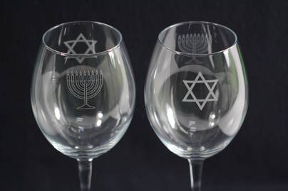 Гравировка религиозных символов на стеклянных бокалах с двух сторон Гравировка на стекле - примеры наших работ